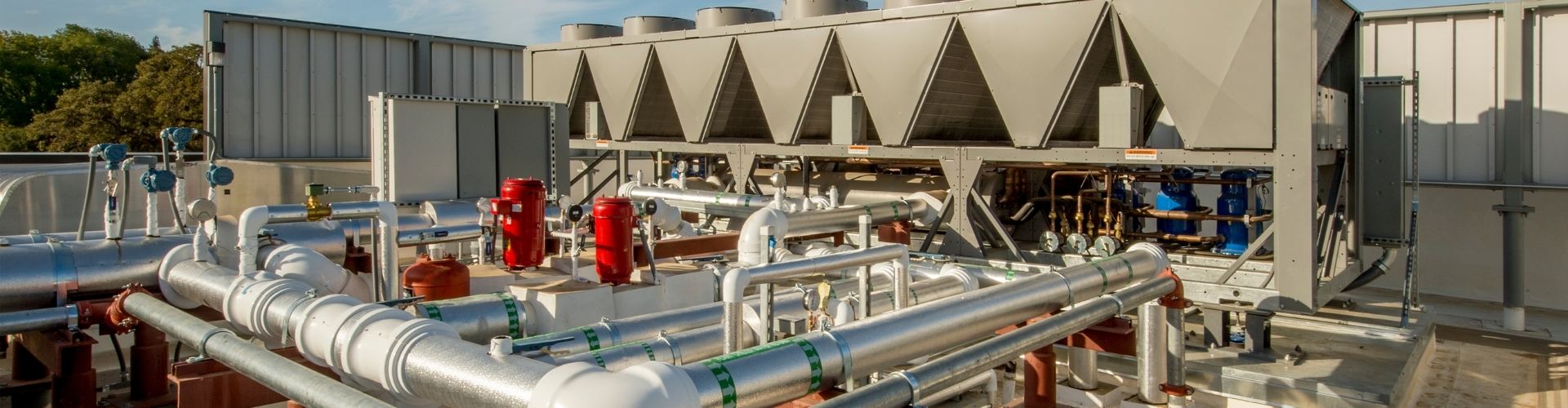 צ'ילר תעשייתי על גג עם מערכת צינורות וציוד